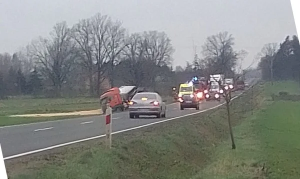 Kierowca samochodu ciężarowego wywrócił pojazd. Był pijany - Zdjęcie główne