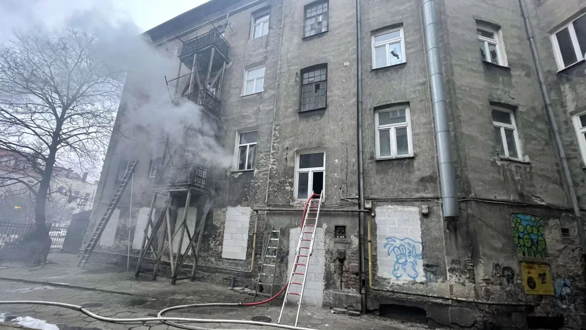 Pożar kamienicy w centrum Płocka. W akcji 7 zastępów straży! - Zdjęcie główne