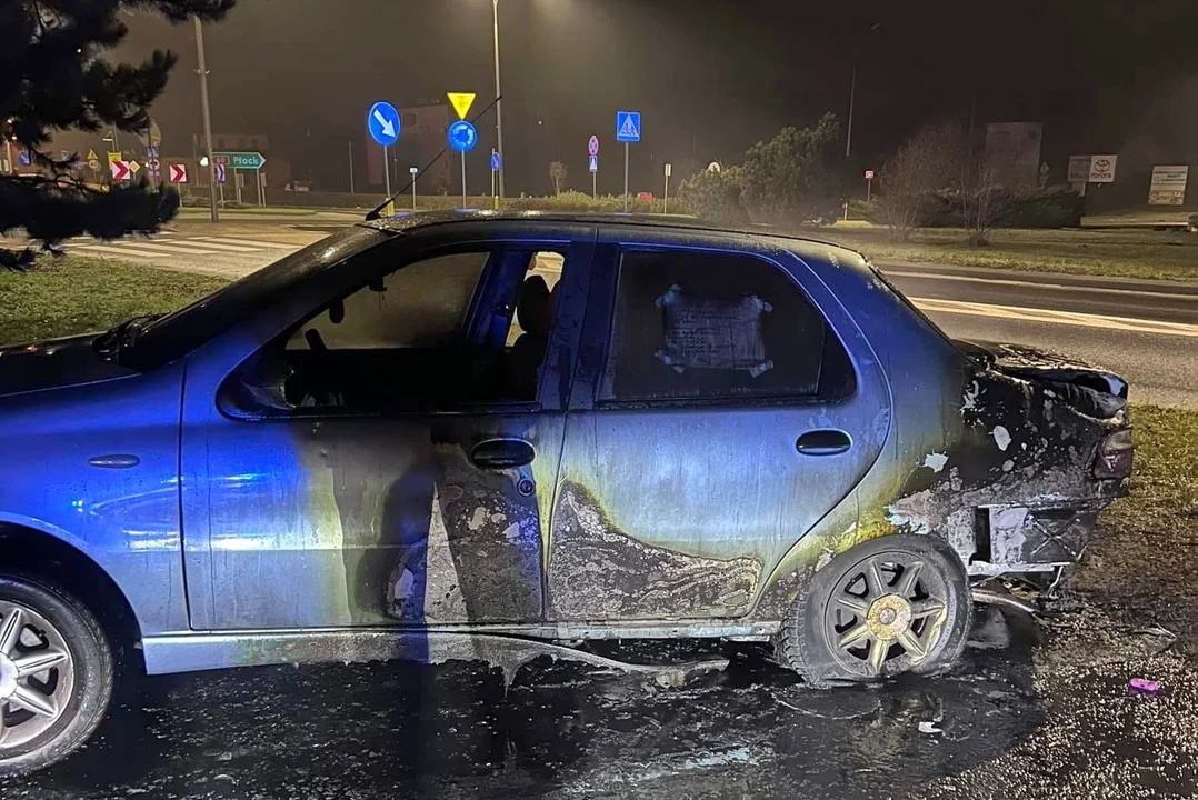 Pożar auta osobowego. Nocna akcja strażaków - Zdjęcie główne