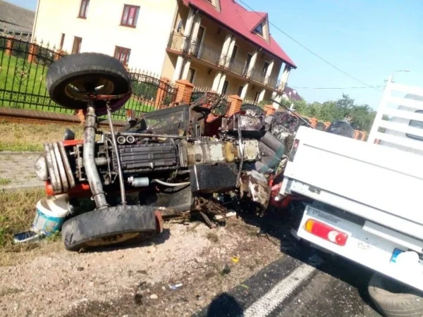 Ciągnik kompletnie rozbity po zderzeniu z dostawczakiem. Trzy osoby ranne [ZDJĘCIA] - Zdjęcie główne