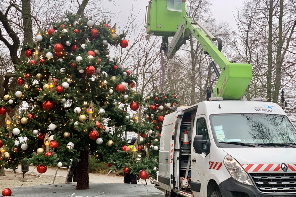 Zamiast Ogrodów Światła - choinka. Trwa instalacja drzewka od PKN Orlen [ZDJĘCIA] - Zdjęcie główne