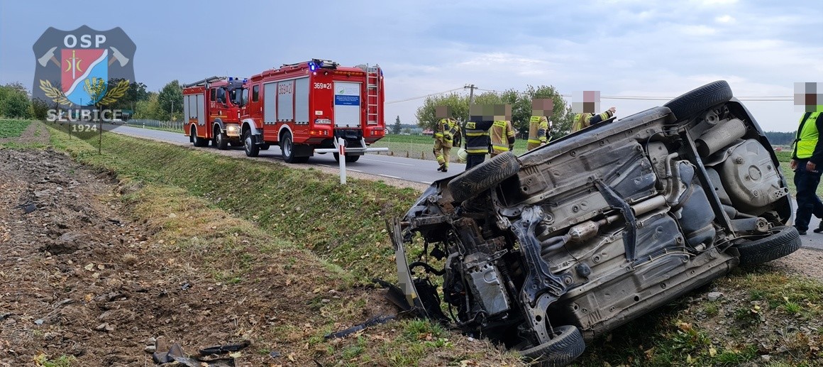 Wypadek za Płockiem. Dachował samochód [ZDJĘCIA] - Zdjęcie główne