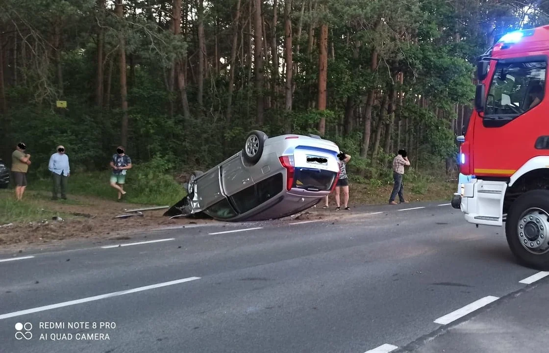 Wypadek niedaleko Płocka. Dachował samochód, dwie osoby ranne [ZDJĘCIA] - Zdjęcie główne