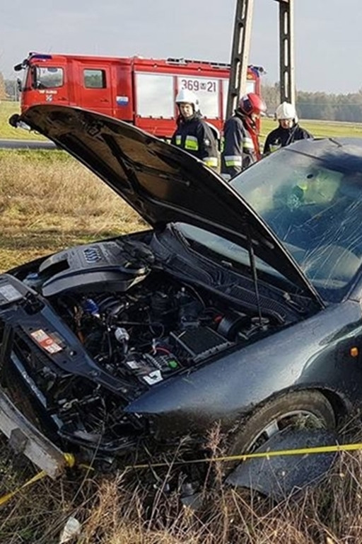 Auto na boku. Akcja strażaków - Zdjęcie główne