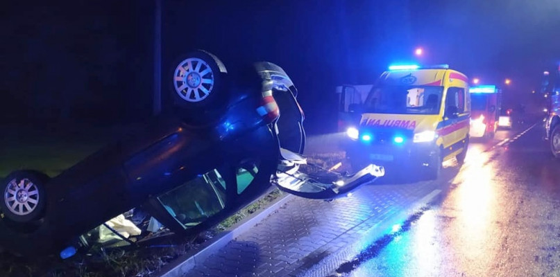 Zderzenie aut i dachowanie pod Płockiem - Zdjęcie główne