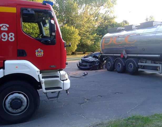 Wypadek: opel zderzył się z cysterną[FOTO] - Zdjęcie główne