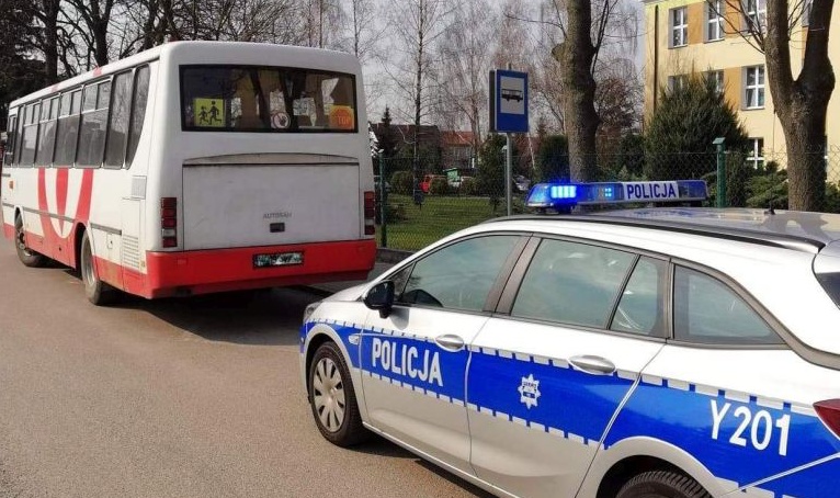 Autobus szkolny w fatalnym stanie. Dzieci codziennie jeździły nim do szkoły - Zdjęcie główne