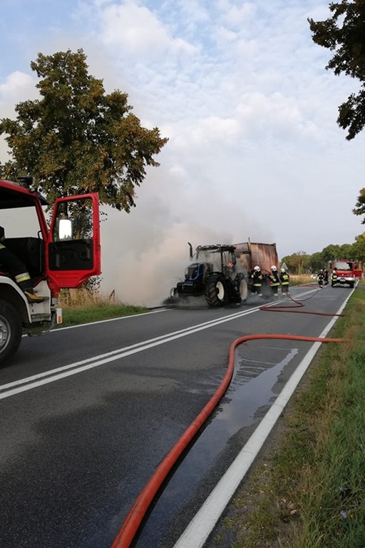 Ciągnik rolniczy w płomieniach - Zdjęcie główne