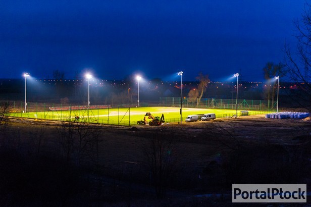 Stadion prawie gotowy. Z klatką dla gości... - Zdjęcie główne