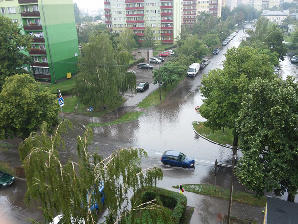 Zalane ulice. Auta toną w kałużach[FOTO] - Zdjęcie główne