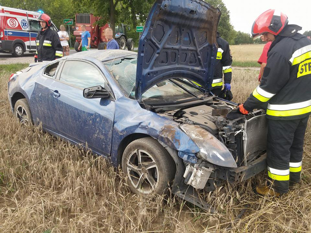 Auto wypadło z drogi i dachowało [FOTO] - Zdjęcie główne