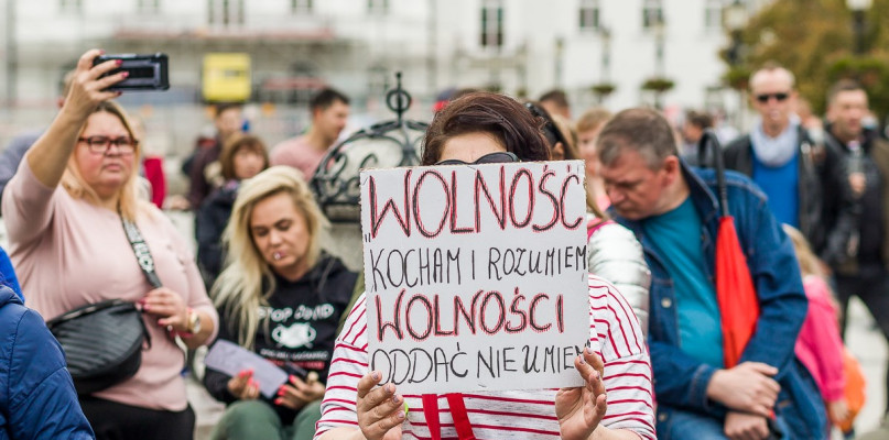 Kilkadziesiat osób na "Marszu dla wolności". - To fałszywa pandemia! [WIDEO] - Zdjęcie główne