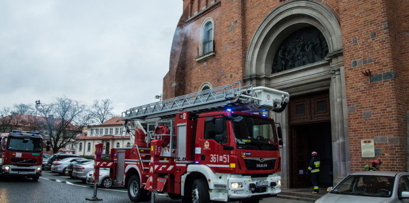 Katedra płonęła, była ofiara zaczadzenia. Ćwiczenia strażaków [FOTO]  - Zdjęcie główne