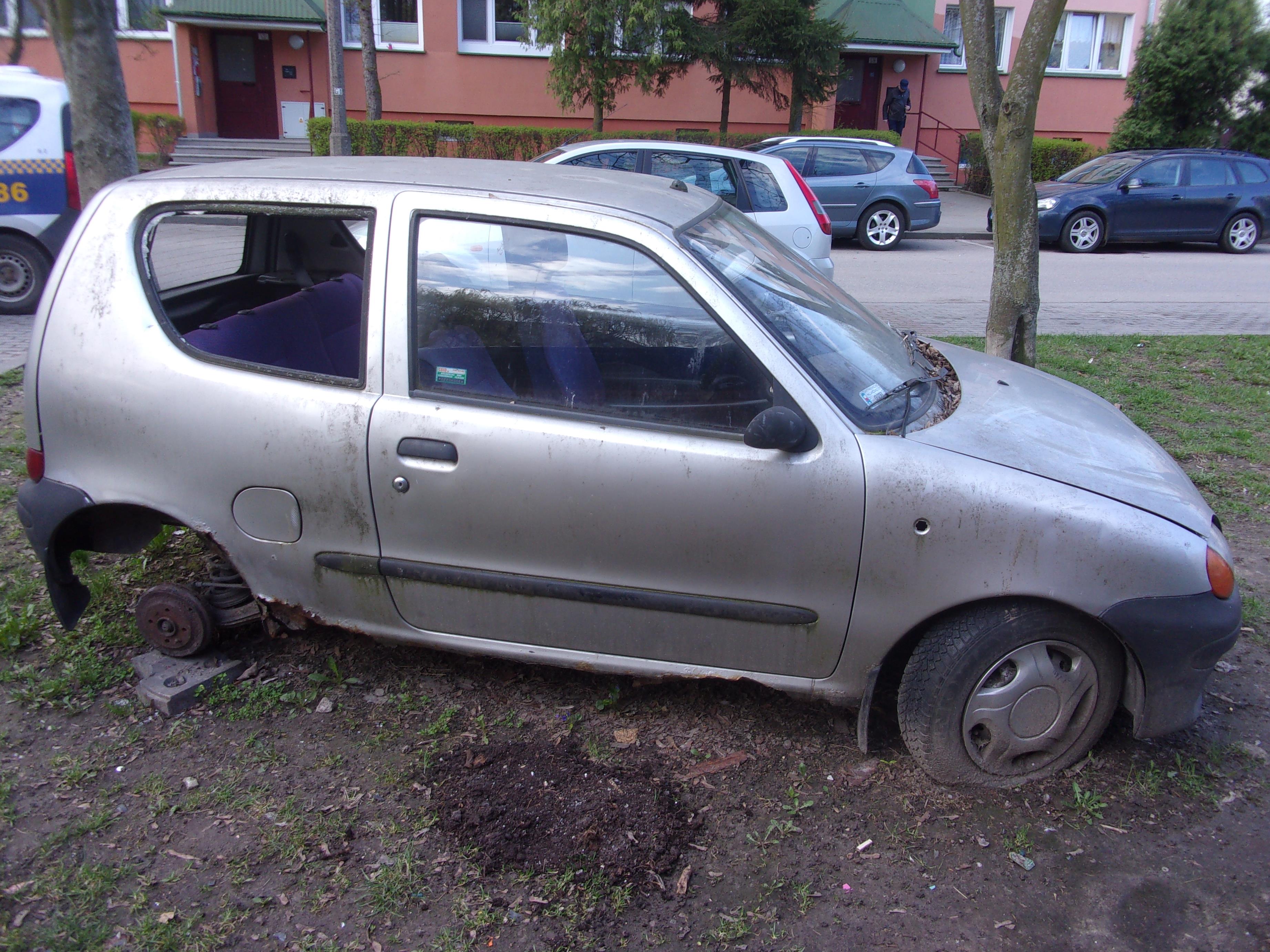 Wraki zalegają na parkingach. Straż miejska wylicza ile pojazdów usunięto  - Zdjęcie główne