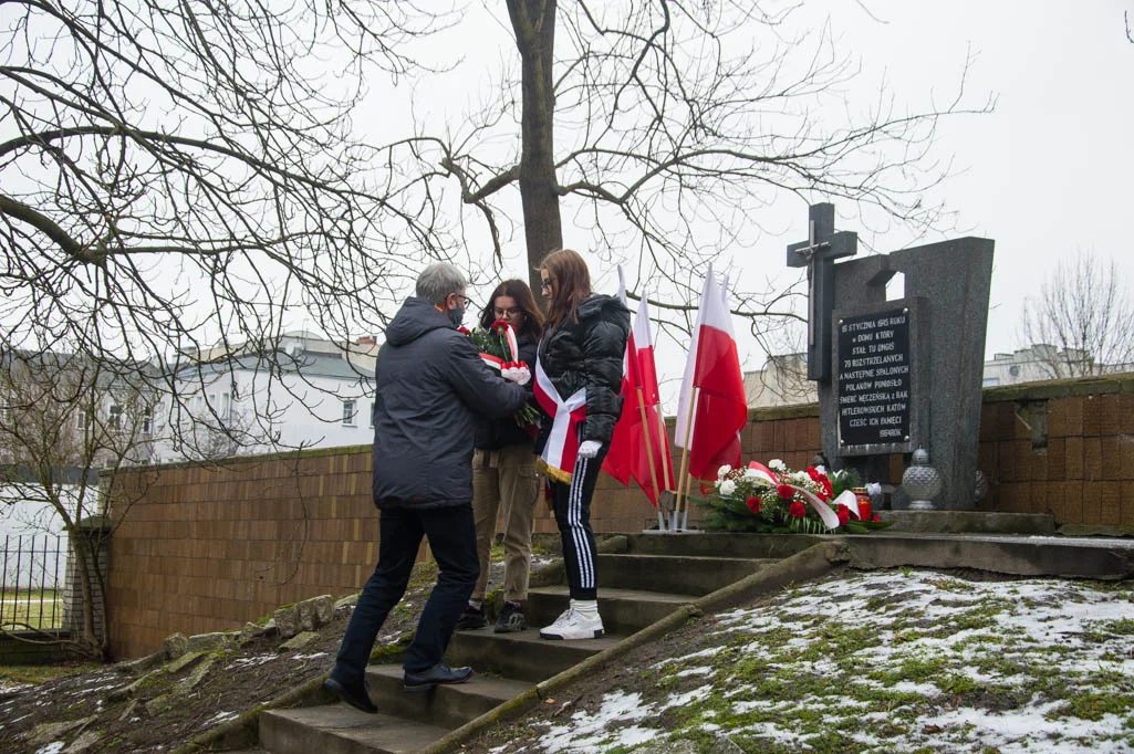 Złożono kwiaty i zapalono znicze. Ku pamięci wydarzeń z 1945 roku [ZDJĘCIA] - Zdjęcie główne