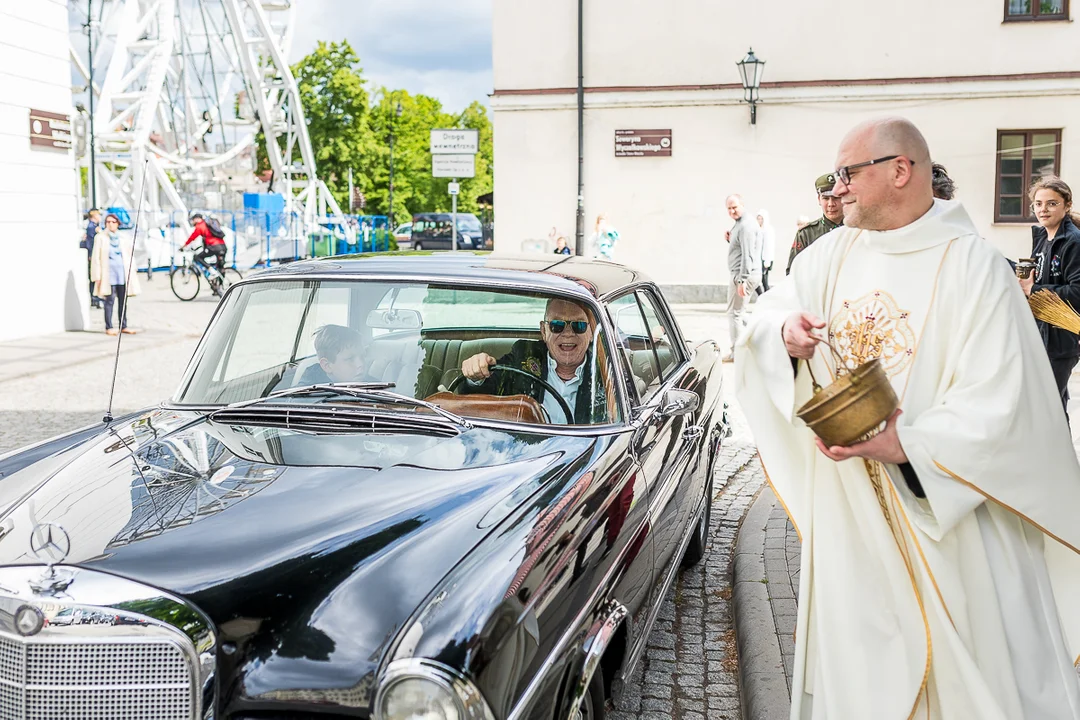 Piękne auta, zabytkowe motocykle i msza w intencji automobilistów. AutoFara 2022 za nami [ZDJĘCIA] - Zdjęcie główne