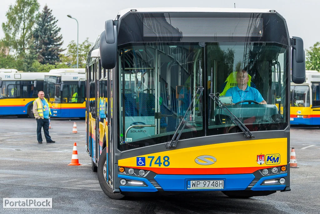 Policjanci w Płocku od kilku dni komunikacją miejską jeżdżą za darmo. Kto jeszcze ma taki przywilej? - Zdjęcie główne