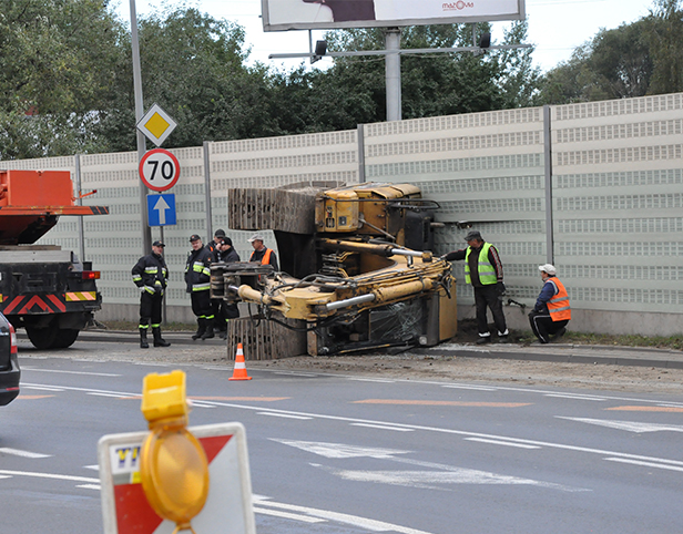 Wypadek: koparka spadła z naczepy [FOTO] - Zdjęcie główne