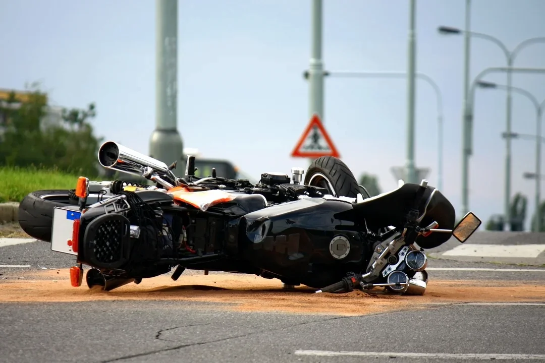 Wypadek z udziałem motocyklisty niedaleko Płocka. Ranny 38-latek w szpitalu - Zdjęcie główne