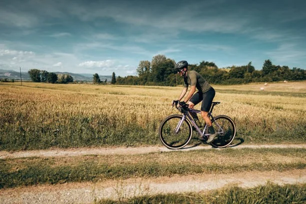 Rower cross czy gravel? Cechy charakterystyczne i porównanie - Zdjęcie główne