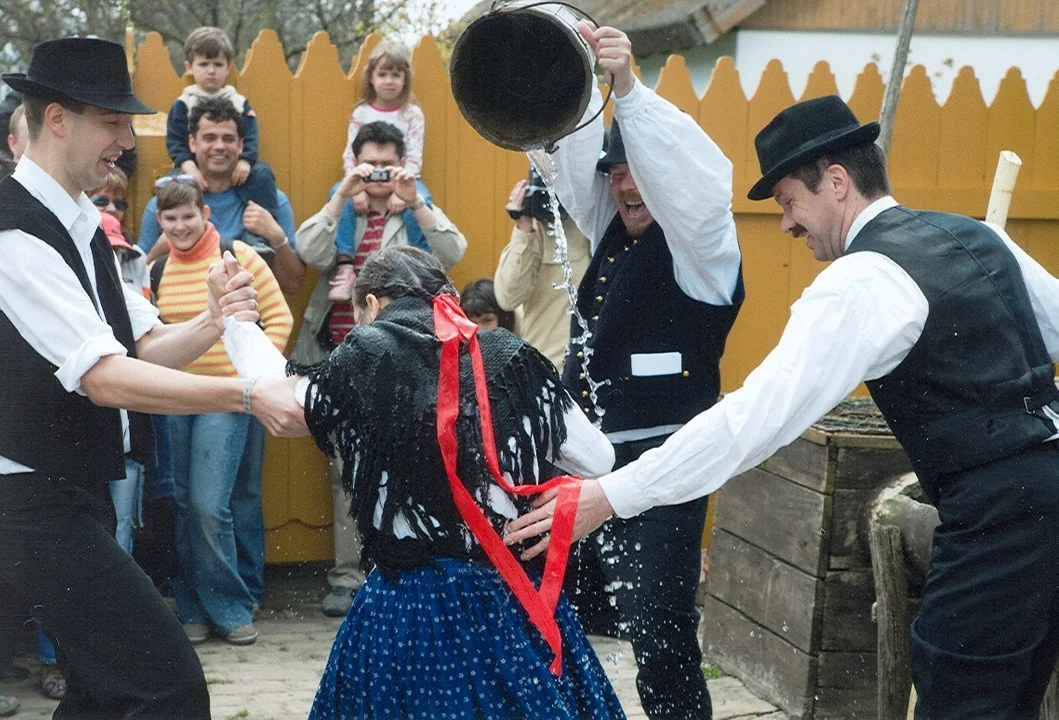 Śmigus-dyngus. Polewanie wodą to tradycja, ale może sporo kosztować - Zdjęcie główne