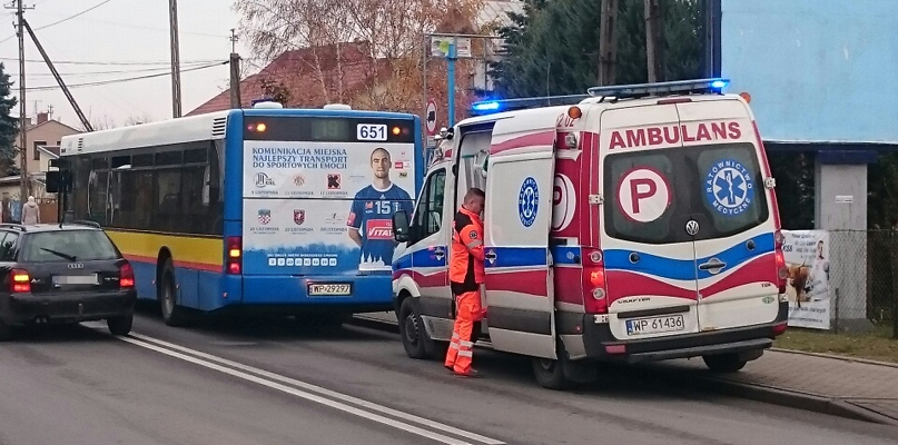 Autobus gwałtownie zahamował. Pasażerka trafiła do szpitala - Zdjęcie główne