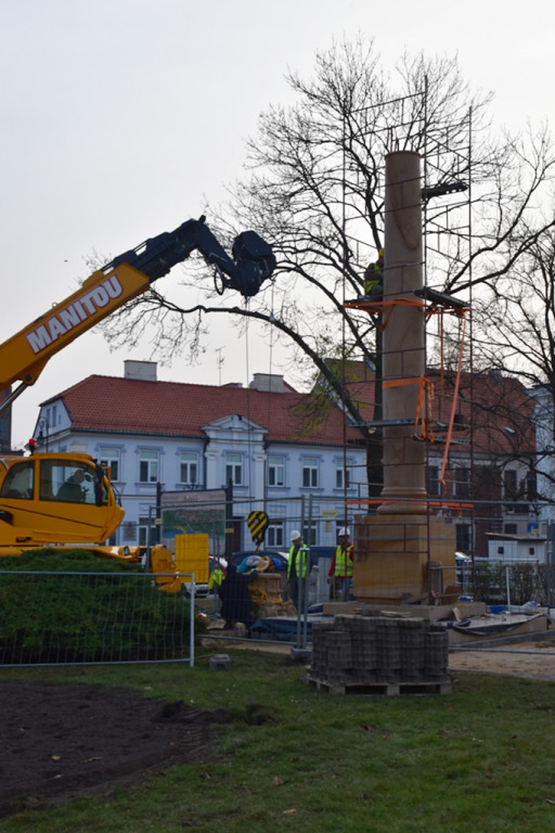 Trwa montaż kolumny na pl. Narutowicza - Zdjęcie główne