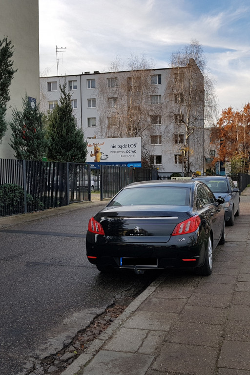 Parkowanie przy urzędzie miasta - Zdjęcie główne