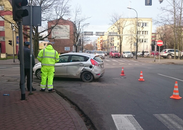 Dwa auta zderzyły się w centrum [FOTO] - Zdjęcie główne