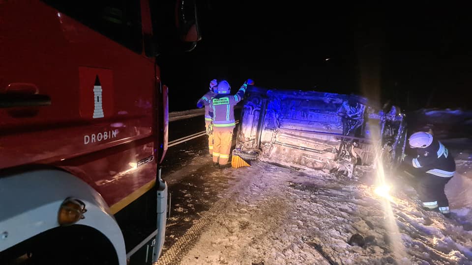 Dachowanie pod Płockiem. Uwaga na trudne warunki na drogach - Zdjęcie główne