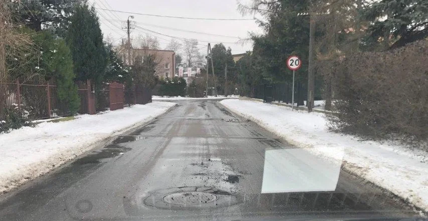 Po zimie część dróg w Płocku jest dziurawa. Radny do ratusza: kiedy zaczniecie łatanie? - Zdjęcie główne