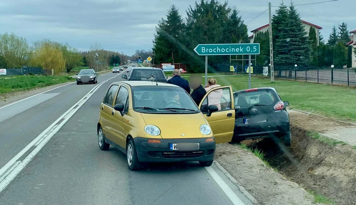 Wyprzedzał na czołowe. By się ratować wjechała do rowu - Zdjęcie główne