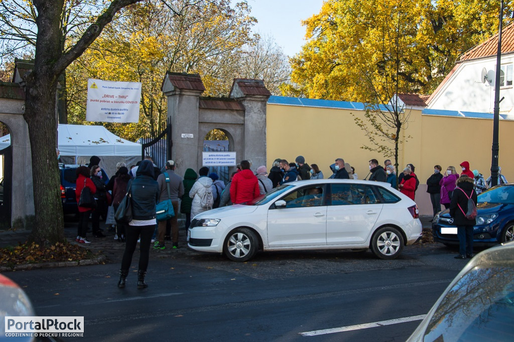 Kolejki pod punktem drive-thru w Płocku - Zdjęcie główne