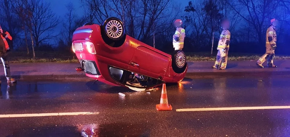 Zdarzenie na Grabówce. Dachował samochód, są utrudnienia [ZDJĘCIA] - Zdjęcie główne