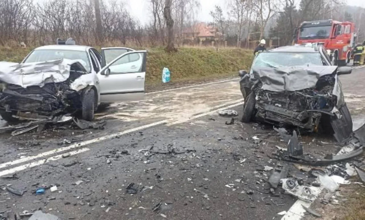 Czołowe zderzenie niedaleko Płocka. Wśród rannych dwójka dzieci - Zdjęcie główne