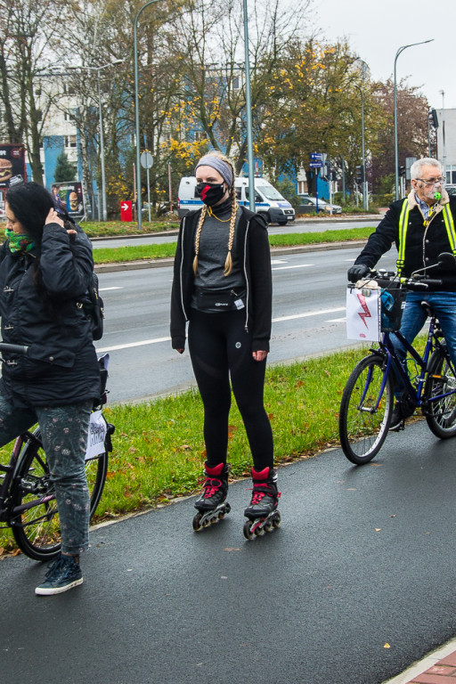 Przejechali przez miasto na rowerach i rolkach - Zdjęcie główne