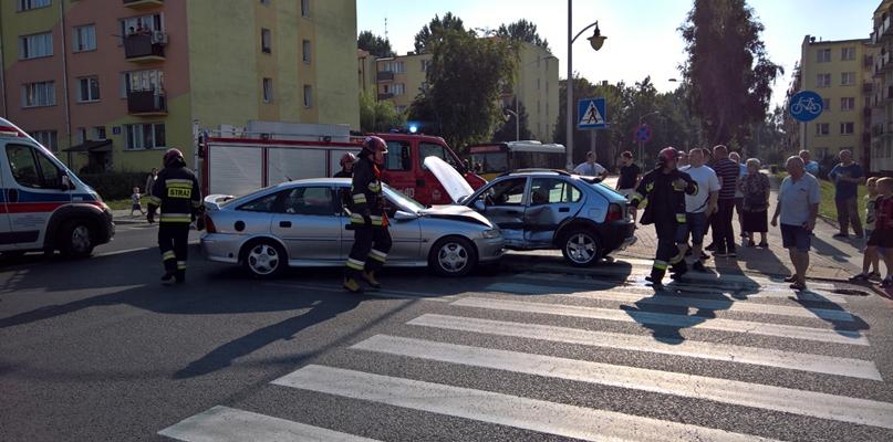 Zderzenie aut na skrzyżowaniu. Sprawca uciekł z miejsca zdarzenia - Zdjęcie główne