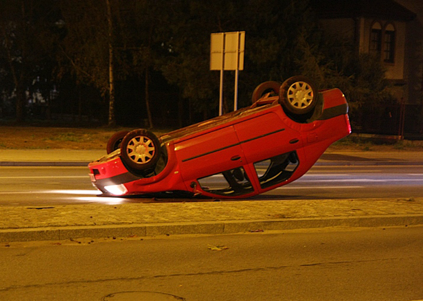 Auto dachowało, kierowca zniknął [FOTO] - Zdjęcie główne