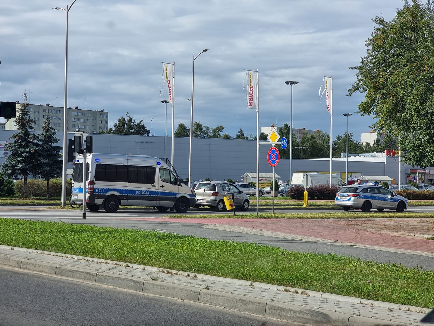 Zdarzenie w centrum Płocka. Rowerzysta wjechał w samochód - Zdjęcie główne