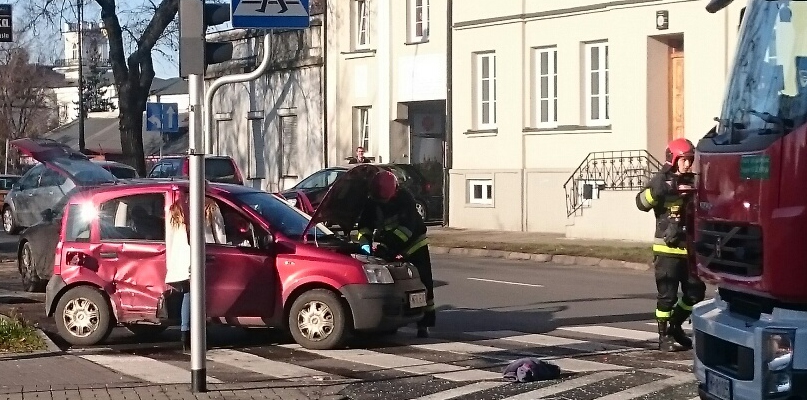 Zderzenie dwóch samochodów w centrum. Są utrudnienia - Zdjęcie główne