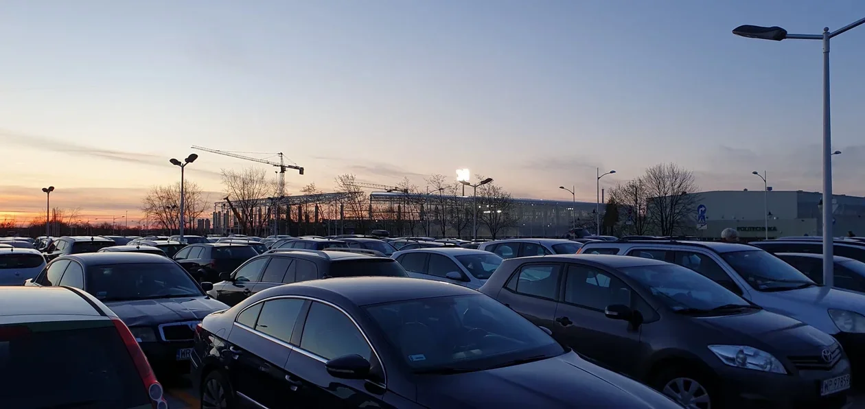 Na otwarcie stadionu lepiej nie przyjeżdżać samochodem. Parkingów jest bardzo mało! - Zdjęcie główne