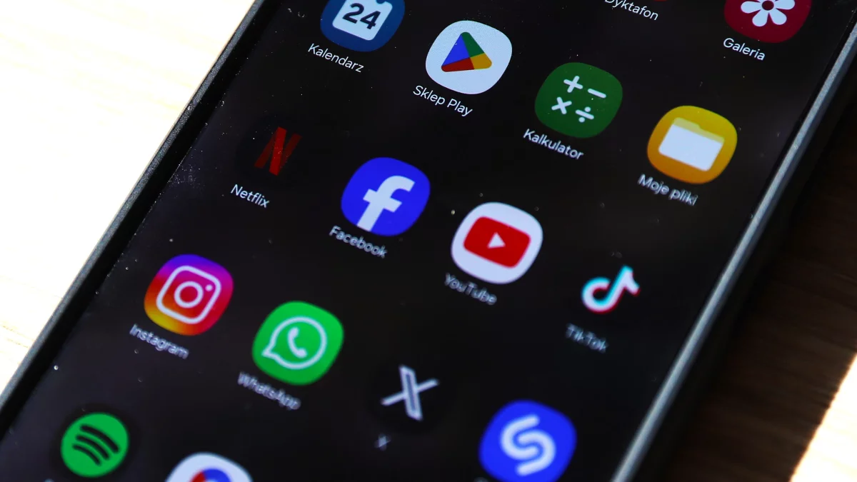 Zakaz telefonów w szkołach coraz bliżej? Dyrektorka płockiej szkoły wskazuje, iż to tylko połowiczne rozwiązanie problemu