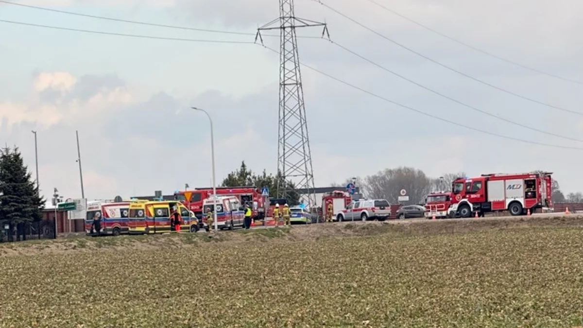 Zderzenie autobusu z autem, kilka osób rannych. Trwa akcja służb