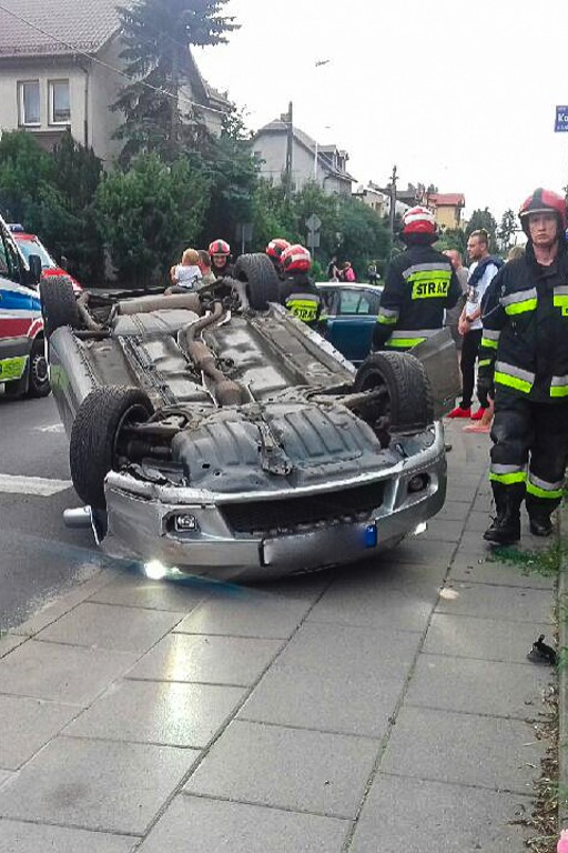 Zderzenie aut na osiedlu Wyszogrodzka - Zdjęcie główne