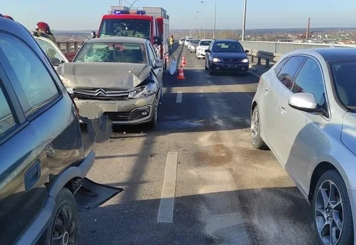 Wypadek na płockim moście. Jedna osoba została poszkodowana - Zdjęcie główne