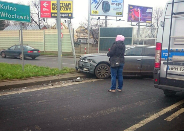 Wypadek na rondzie przy moście [FOTO] - Zdjęcie główne