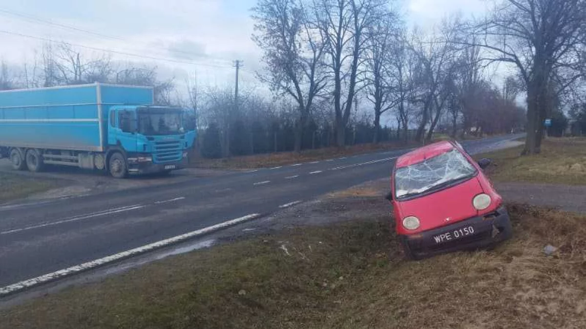 Niebezpieczne zdarzenie pod Płockiem. Dachował samochód! - Zdjęcie główne