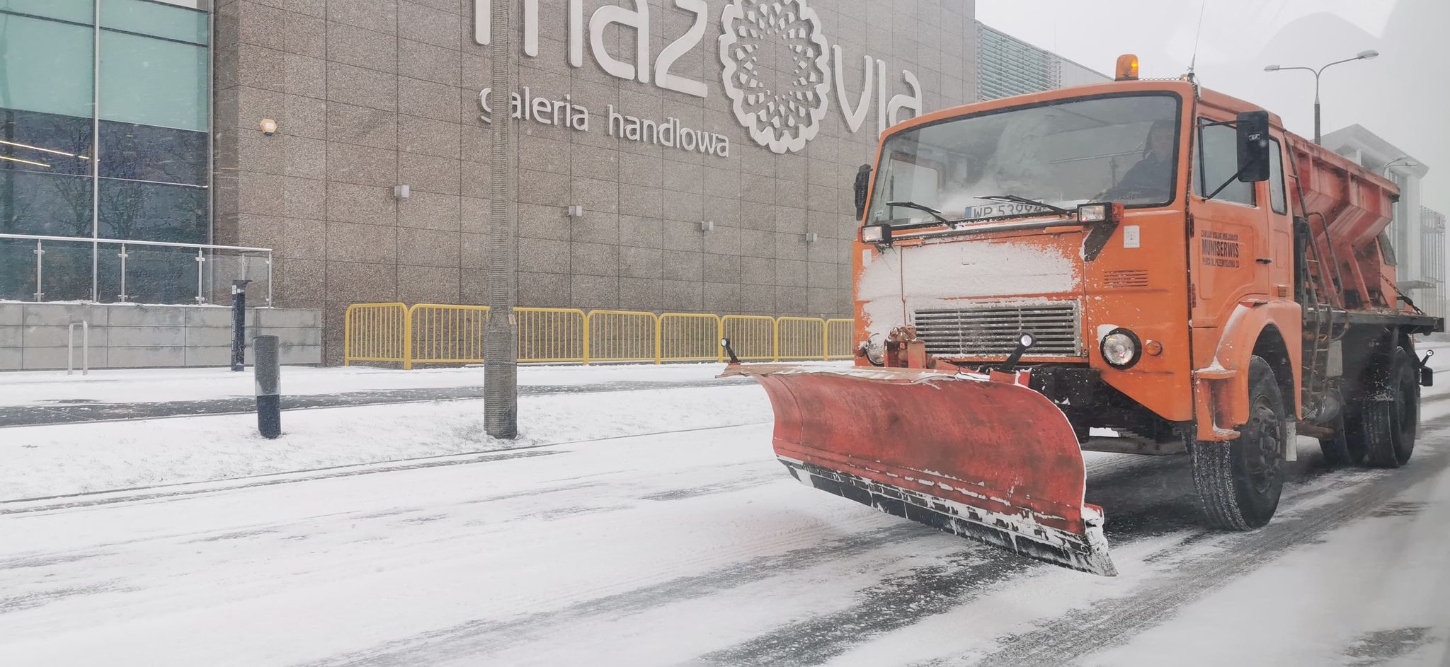 Drogowcy od rana walczą z padającym śniegiem. Akcja "zima" trwa  - Zdjęcie główne