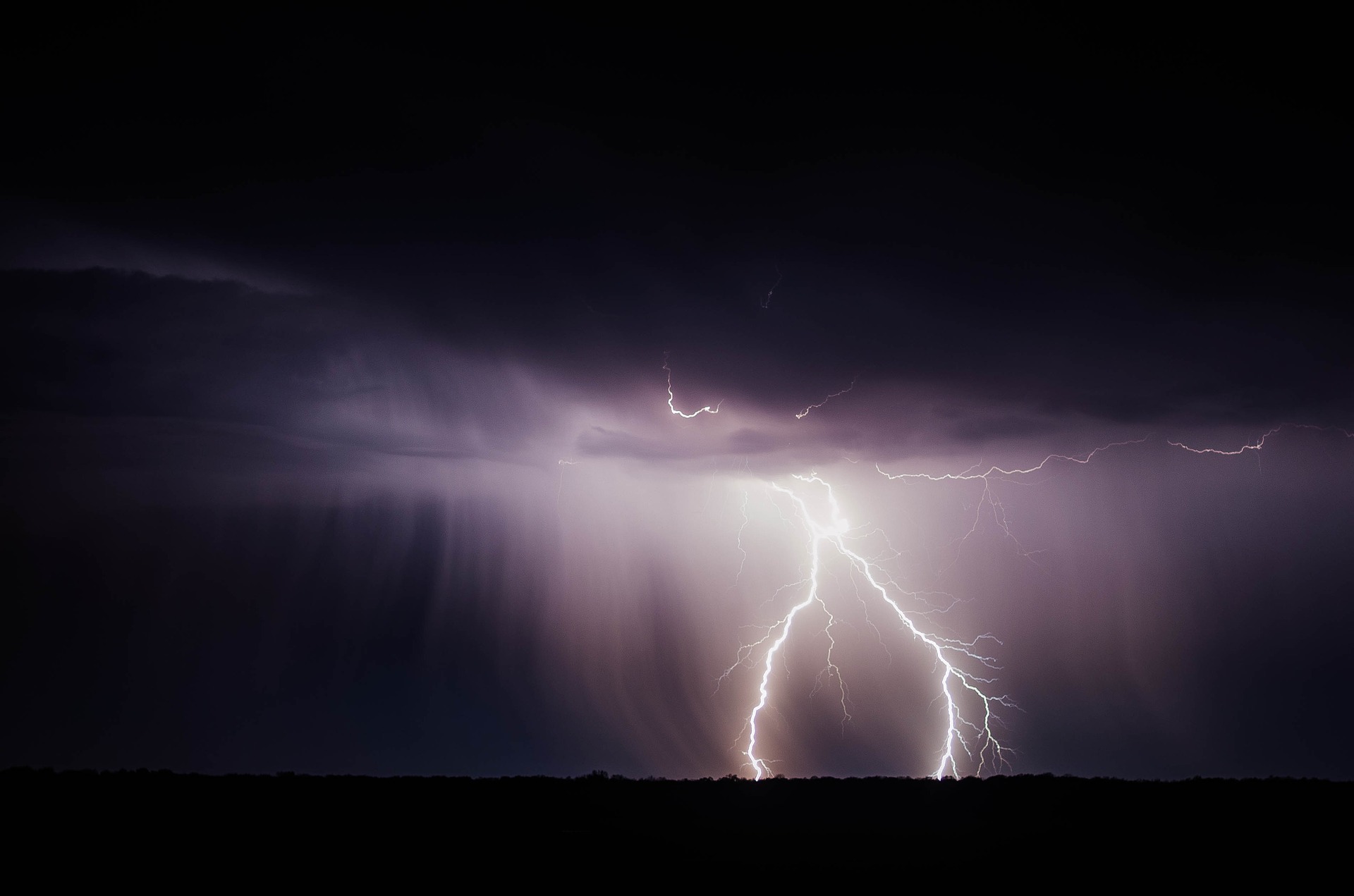 Uwaga, możliwe burze z gradem. Jest ostrzeżenie meteorologiczne - Zdjęcie główne