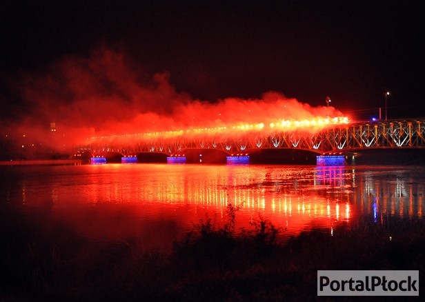 Stary most i skarpa zapłonęły [FOTO]  - Zdjęcie główne